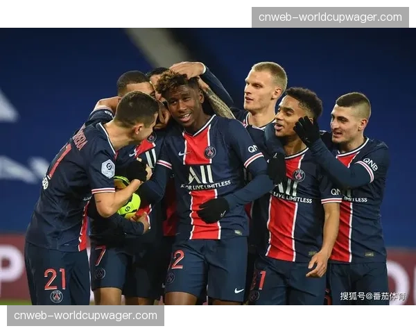 镜头聚焦:斯特拉斯堡中卫在防守中大声指挥,要求边前卫回收保护肋部区域