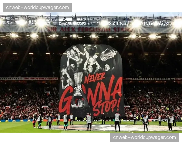 马赛球迷在北看台打出巨型TIFO，致敬即将离队的队长隆吉耶